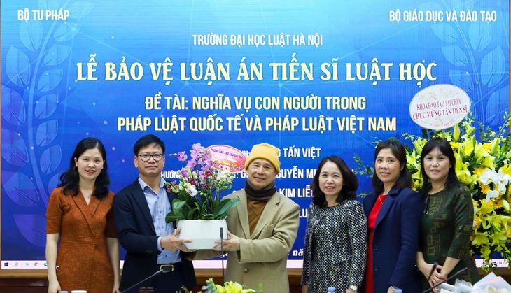 Thượng tọa Thích Chân Quang tại lễ bảo vệ luận án tiến sĩ tại Trường đại học Luật Hà Nội - Ảnh: HLU